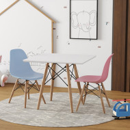 Conjunto De Mesa  Eames Eiffel Madeira Infantil 60cm Quadrado Branco 1 Cadeira Azul 1 Cadeira Rosa